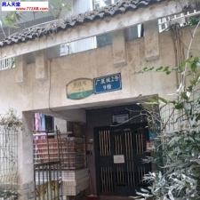 #重庆#,#扫街# 2] 重庆 九龙坡 龙广路附近老小区 进去有一个小区一直往前面走 会有几个小姐站在楼下价格都是三张左右服务还好 有时候能遇见比较年轻的喜欢的